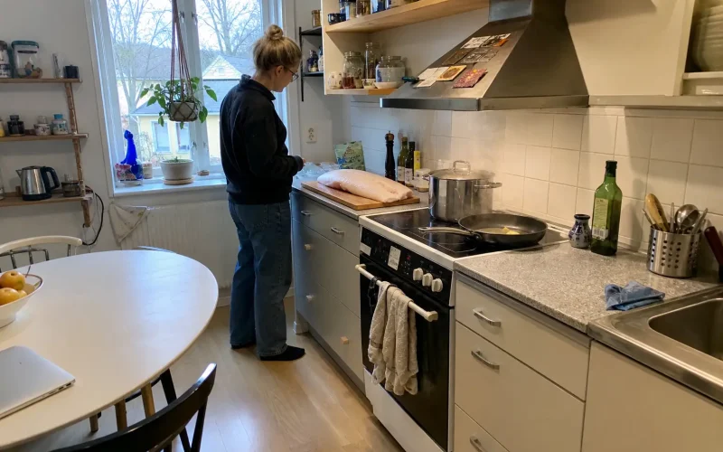 Torskrygg på skärbräda i vardagligt kök, ett enkelt torskrygg recept redo att tillagas